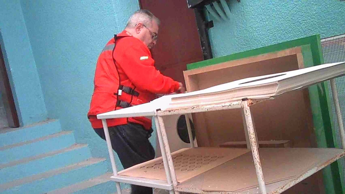 Dianas trucadas en la Federación Madrileña de Tiro Olímpico: un vídeo muestra al vicepresidente haciendo cambiazos en un día de examen