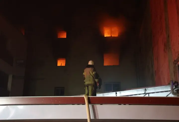 İzmir’de 5 katlı ayakkabı imalathanesinde çıkan yangın söndürüldü