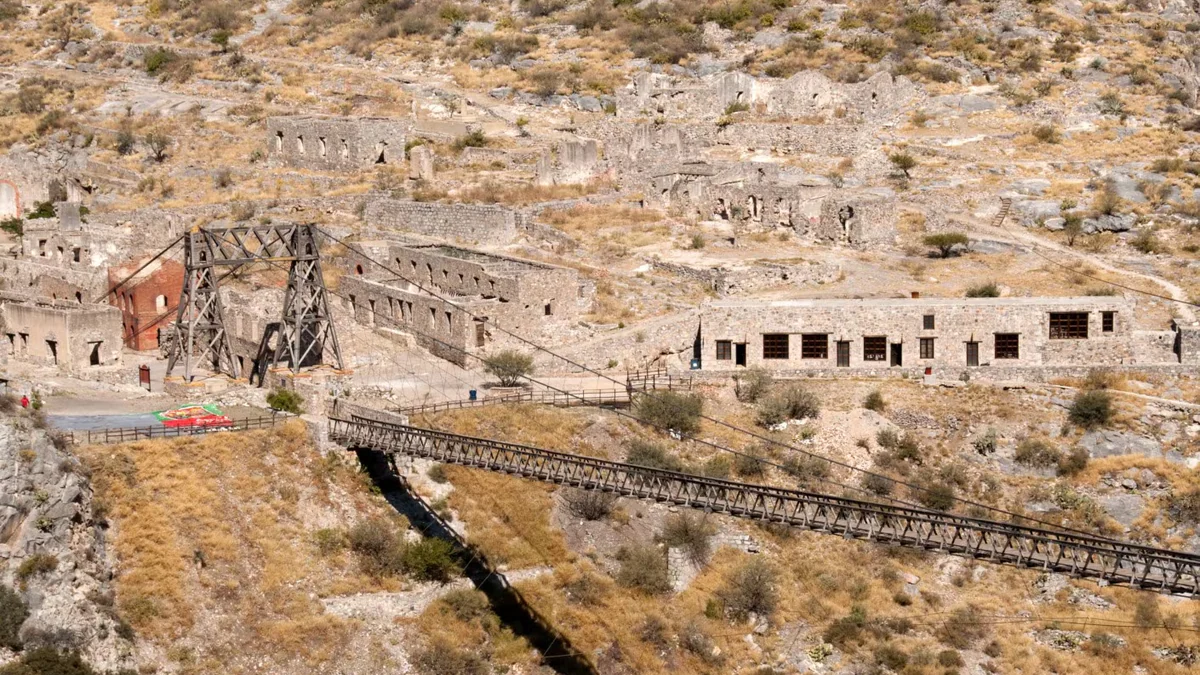El enigmático Pueblo Mágico de Durango que tiene un puente colgante a 110 metros de altura