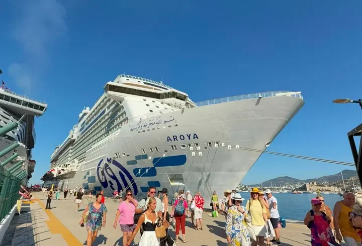 Bodrum'a 2 kruvaziyerle denizden 4 bin 625 turist geldi
