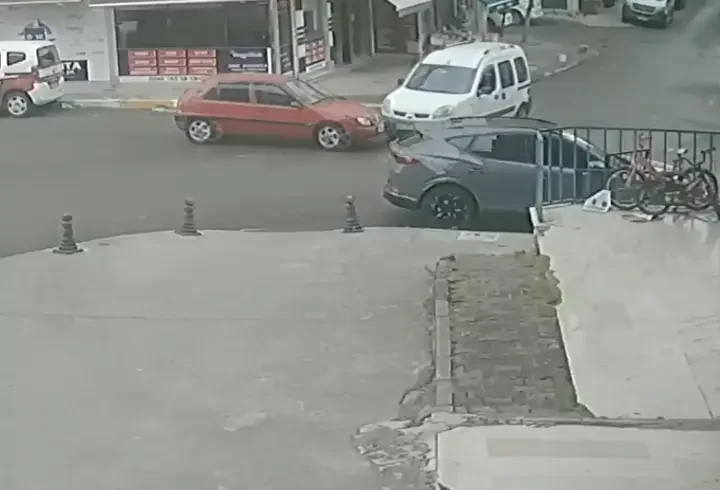 Pendik'te hafif ticari araca çarpan otomobil kamerada