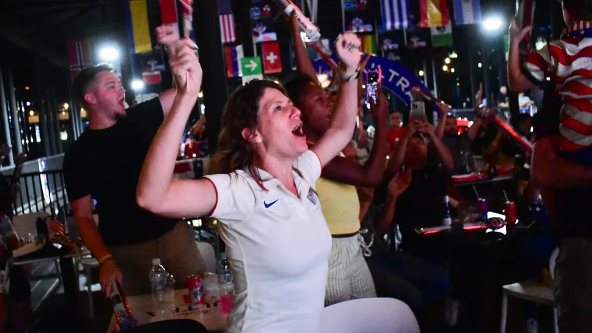 En fotos: Estadounidenses y salvadoreños se reúnen para ver el partido USA-BIH y celebrar 250 años de independencia de EE.UU.