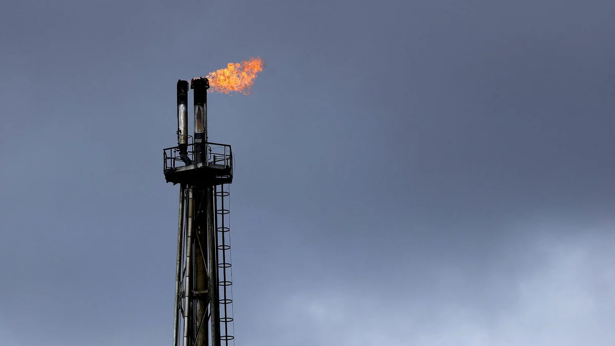 El petróleo superó los 90 dólares y alcanzó precio más alto en un mes, mientras la guerra en Irán mantiene en vilo a los mercados