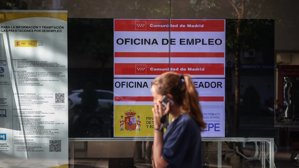 El paro de los extranjeros repunta ligeramente en plena regularización, pese a que casi siempre retrocede en junio