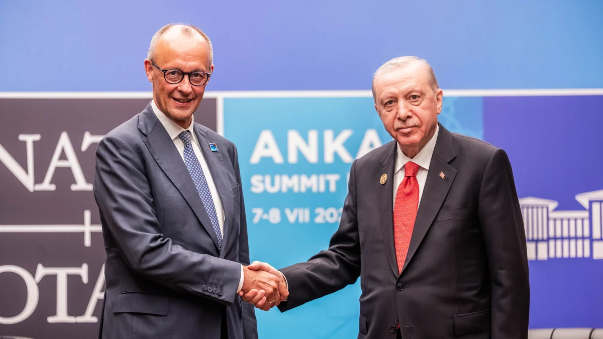 NATO-Gipfel: Erdogan verschenkte Revolver an Regierungschefs