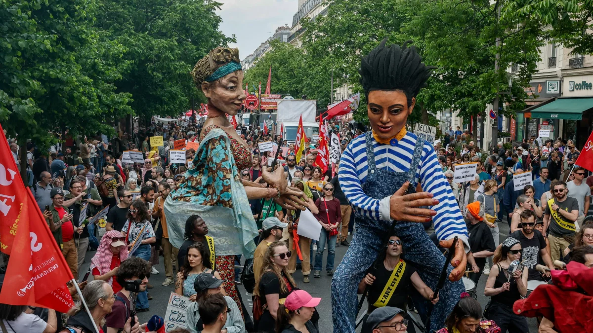Nouveaux jours fériés, 6e semaine de congés payés, congé parental rallongé... Ces idées à contre-courant du «travailler plus»
