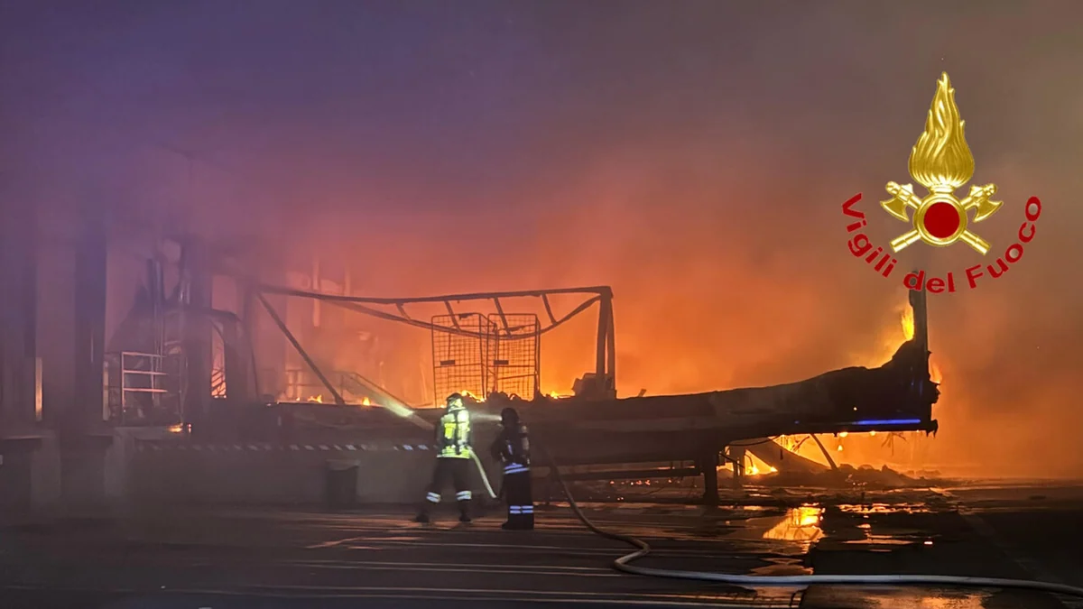 Vasto incendio a Milano, per precauzione anche oggi finestre chiuse. Aperta una inchiesta