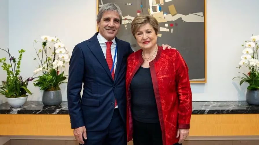 Caputo se comprometió con el FMI a posponer partes de la reforma laboral para garantizar el superávit fiscal