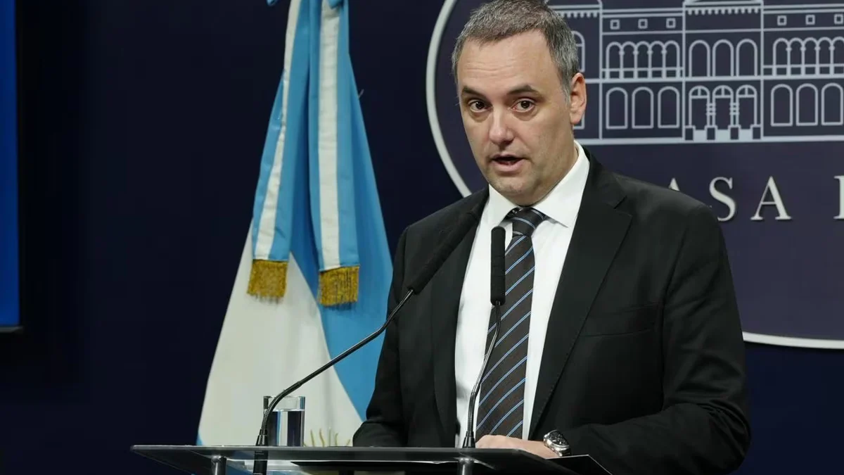 La explicación de Adorni tras presentar su declaración jurada: “Ahorramos en negro, como todos los argentinos”