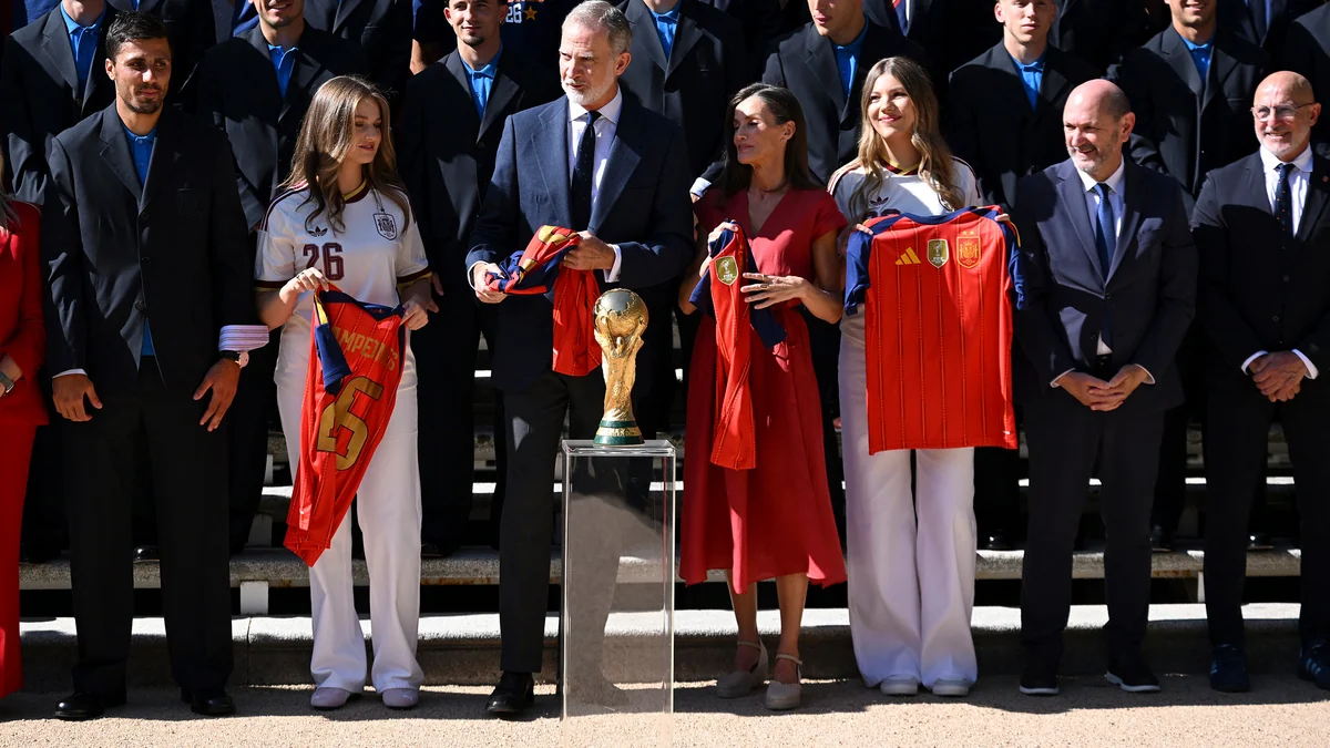 Un pasillo de honor, jugadores de traje y la Familia Real de rojo, los Reyes celebran el triunfo en el Mundial: "Habéis ganado con gallardía"