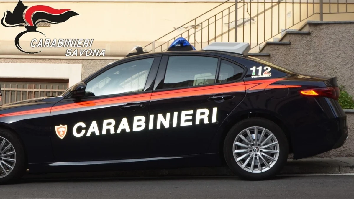 Scopre 'flirt' della madre della fidanzata e le estorce denaro, arrestato 18enne
