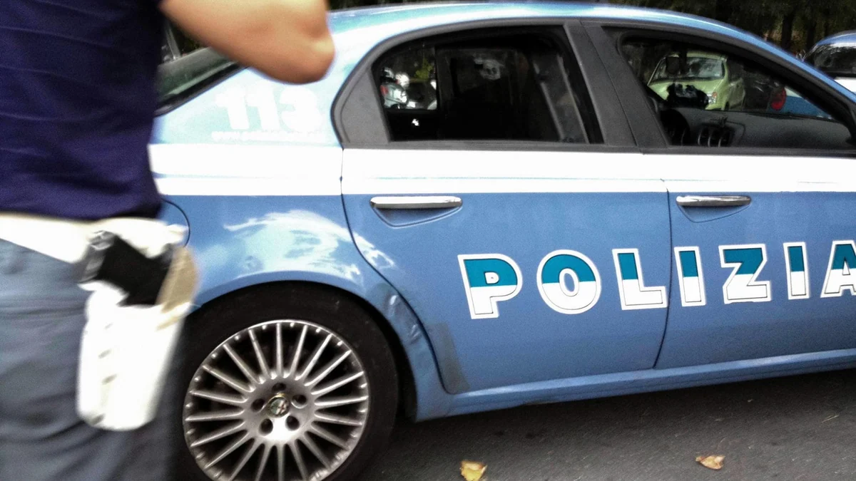 Agguato a colpi di pistola in un parcheggio: un morto a Livorno