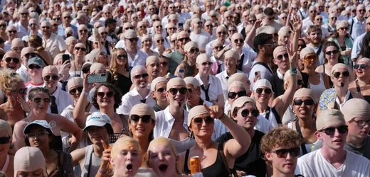 Pitbull: Tausende Fans imitieren Rapper bei Konzert in London – sie tragen künstliche Glatzen