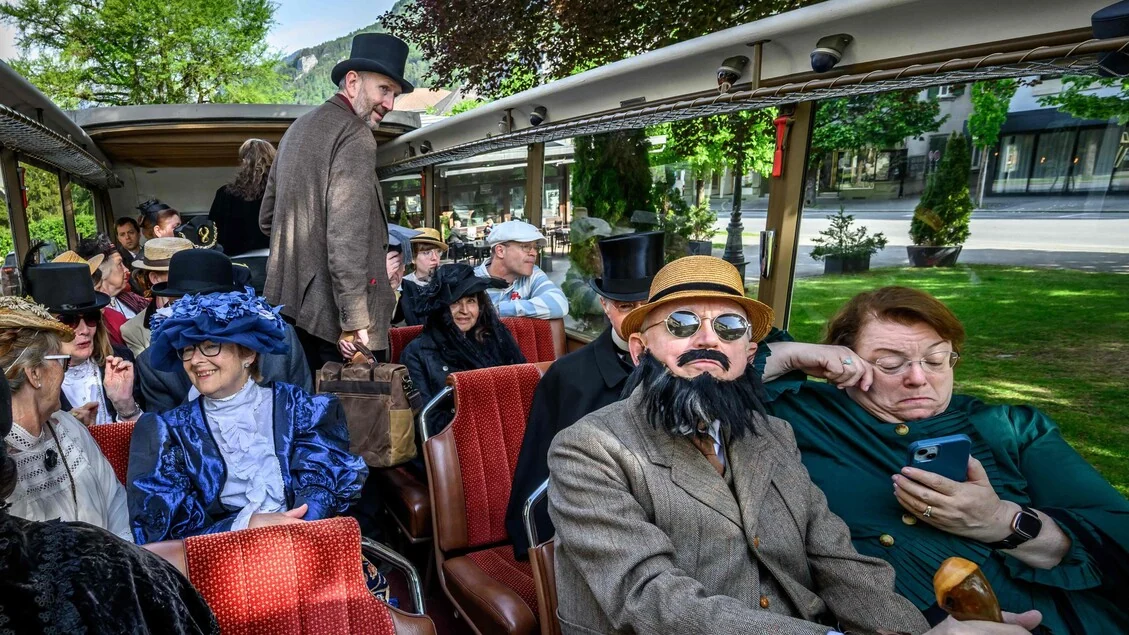Sherlock Holmes e i suoi fan in Svizzera per un viaggio in costume nei luoghi del duello con Moriarty