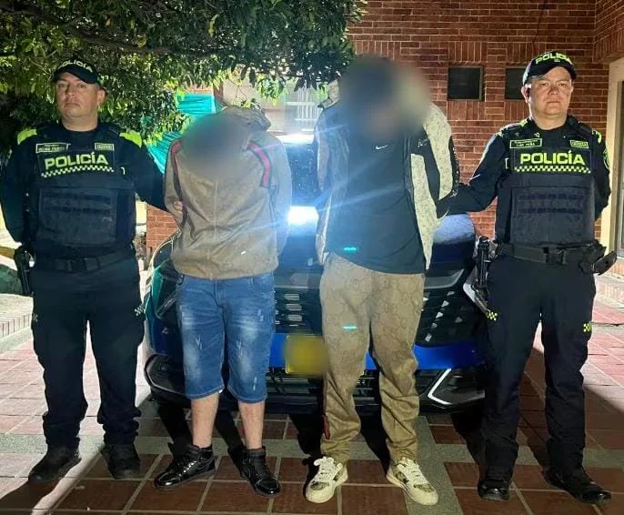Capturan a dos hombres tras presunto atraco de una camioneta en Bogotá: uno portaba brazalete electrónico del INPEC
