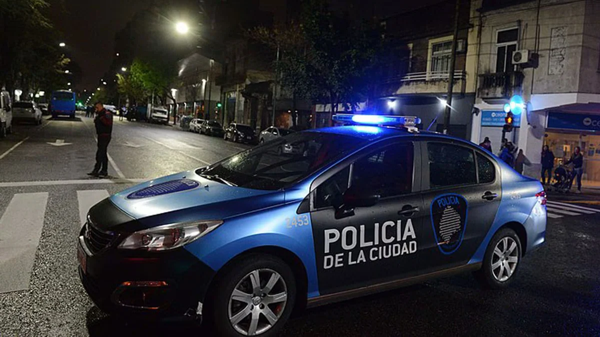 Una joven de 24 años iba en moto con su amiga y murió al chocar contra una camioneta en Pompeya