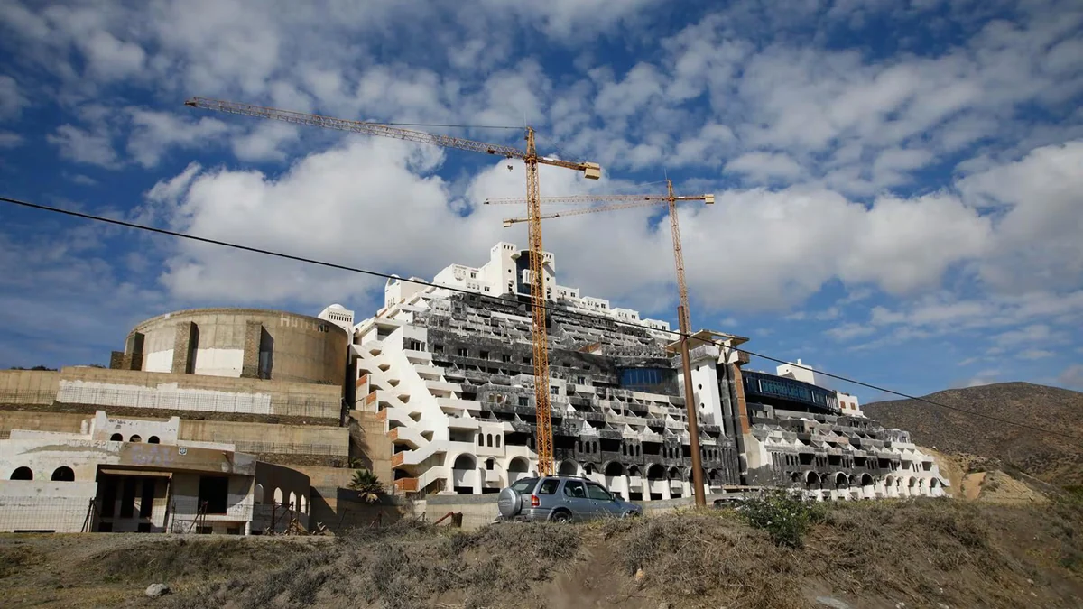 El Ayuntamiento de Carboneras aprueba la anulación de la licencia de El Algarrobico y Greenpeace exige su demolición inmediata: “Es el fin de un calvario”