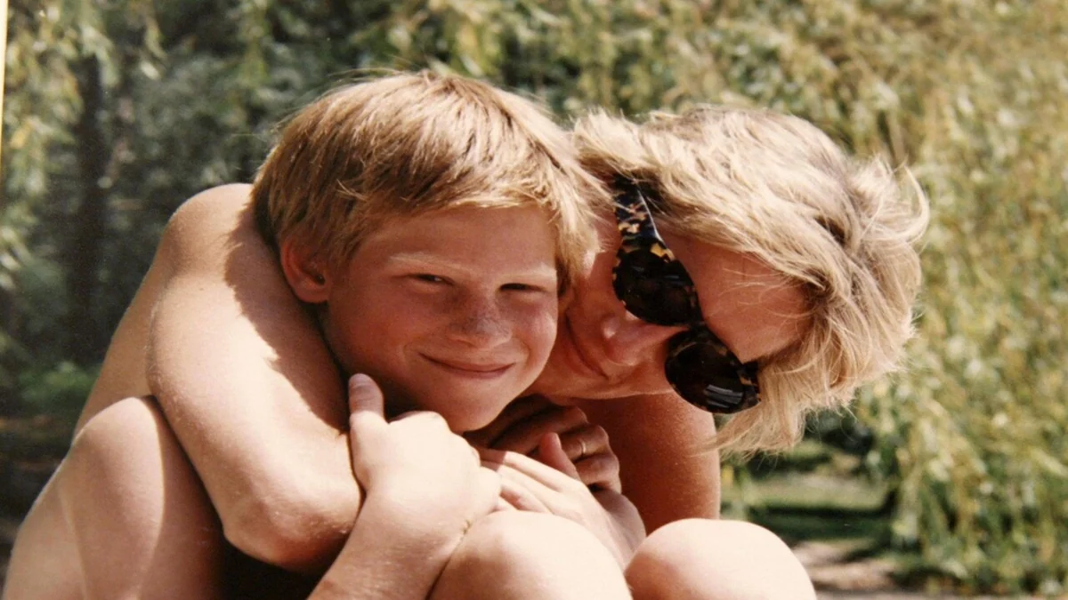 'I figli vanno abbracciati', il principe Harry rivendica il modello di Diana