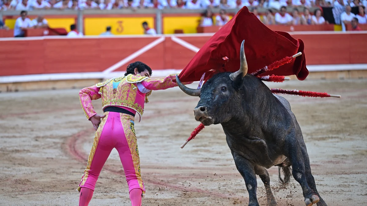 Terrible corrida de José Escolar en Pamplona: un bravo Isaac Fonseca arranca una oreja entre fieras montaraces