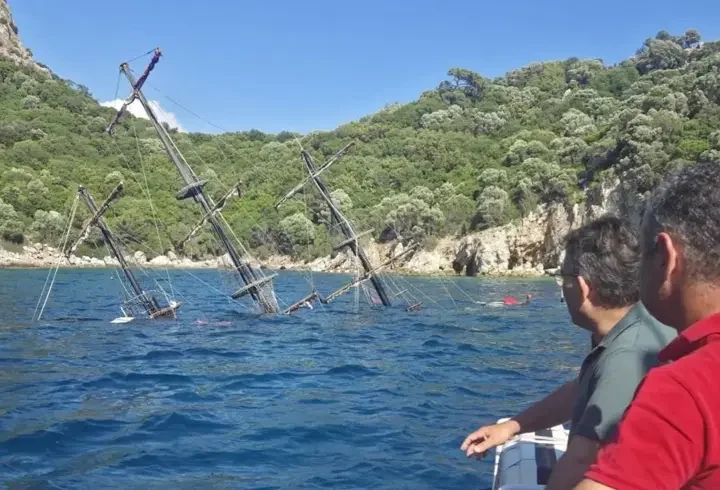 Marmaris'te gezinti teknesi battı