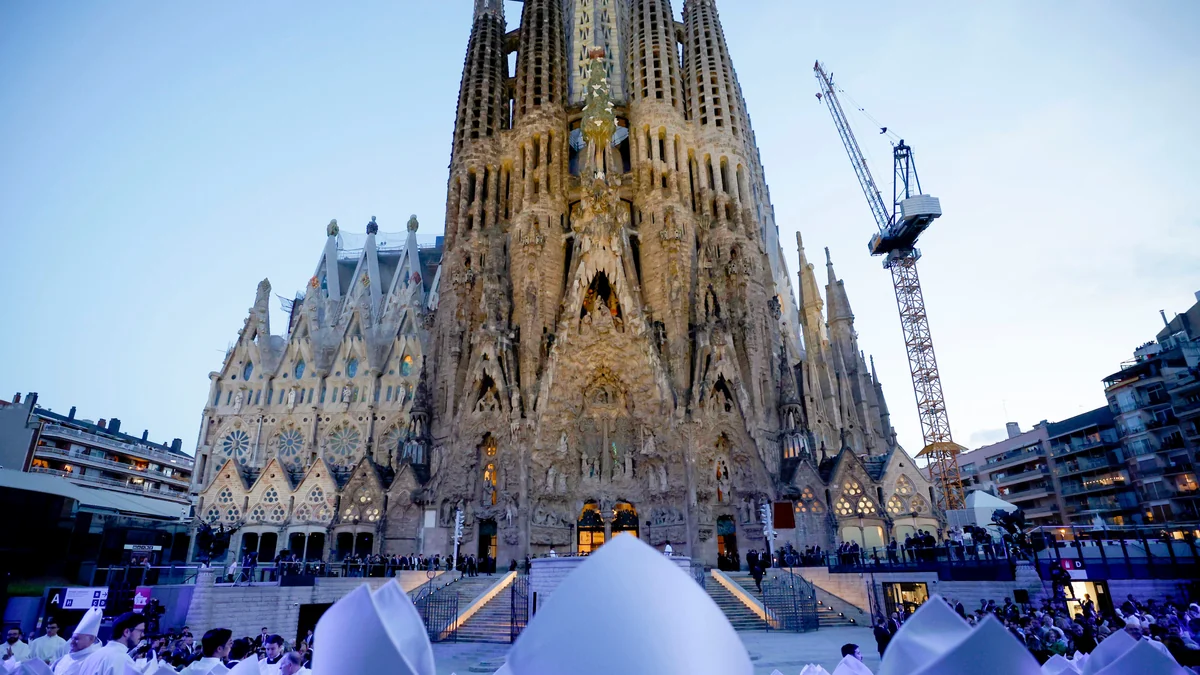 El Papa bendice la apoteósica culminación del sueño de Gaudí en la Sagrada Familia