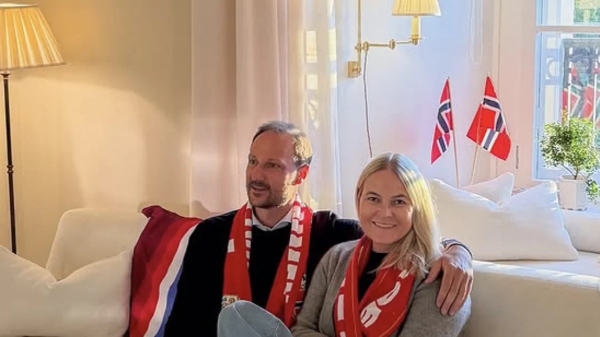 Mette-Marit torna a casa dopo il trapianto di polmone e tifa Norvegia. Il marito festeggia in piazza