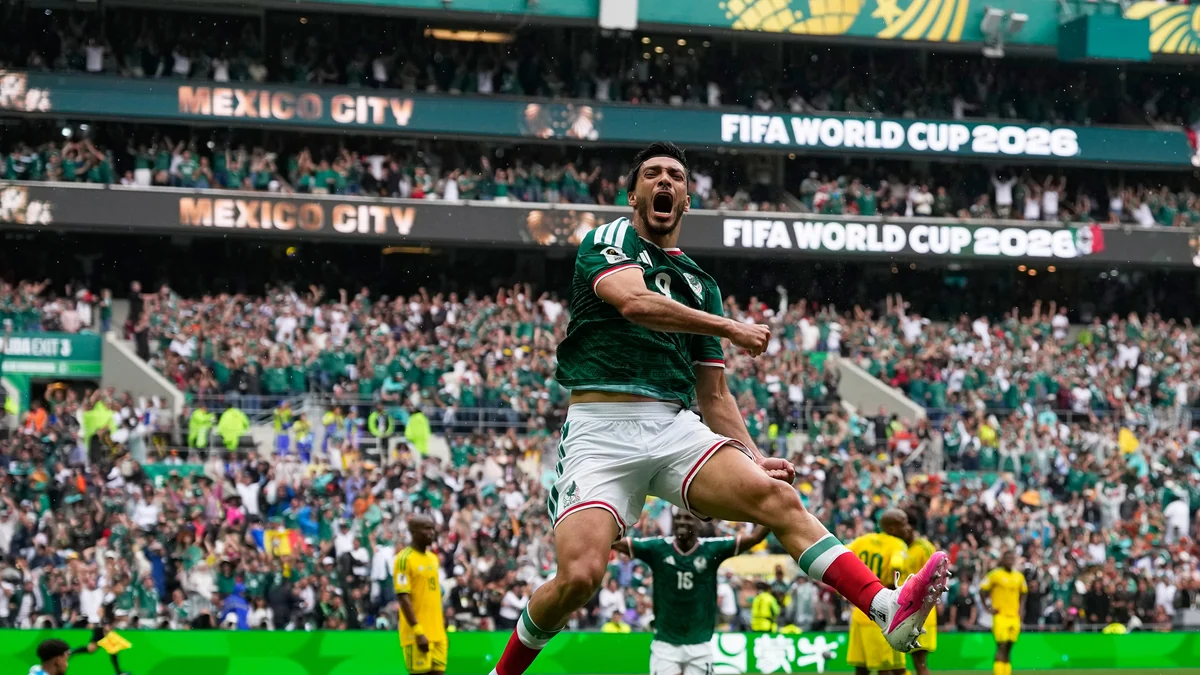 Un debut soñado para México que acabó con tres rojas y el Azteca cantando 'El Rey'