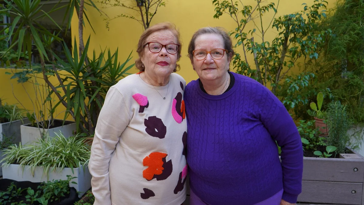 Una infancia compartida, décadas de distancia y un reencuentro en los talleres de AMIA: la emotiva historia de Eugenia y Sara