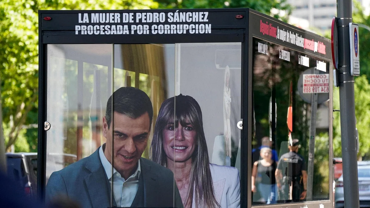 Spagna, giudice conferma il ritiro del passaporto alla moglie di Sánchez e cita il caso Craxi