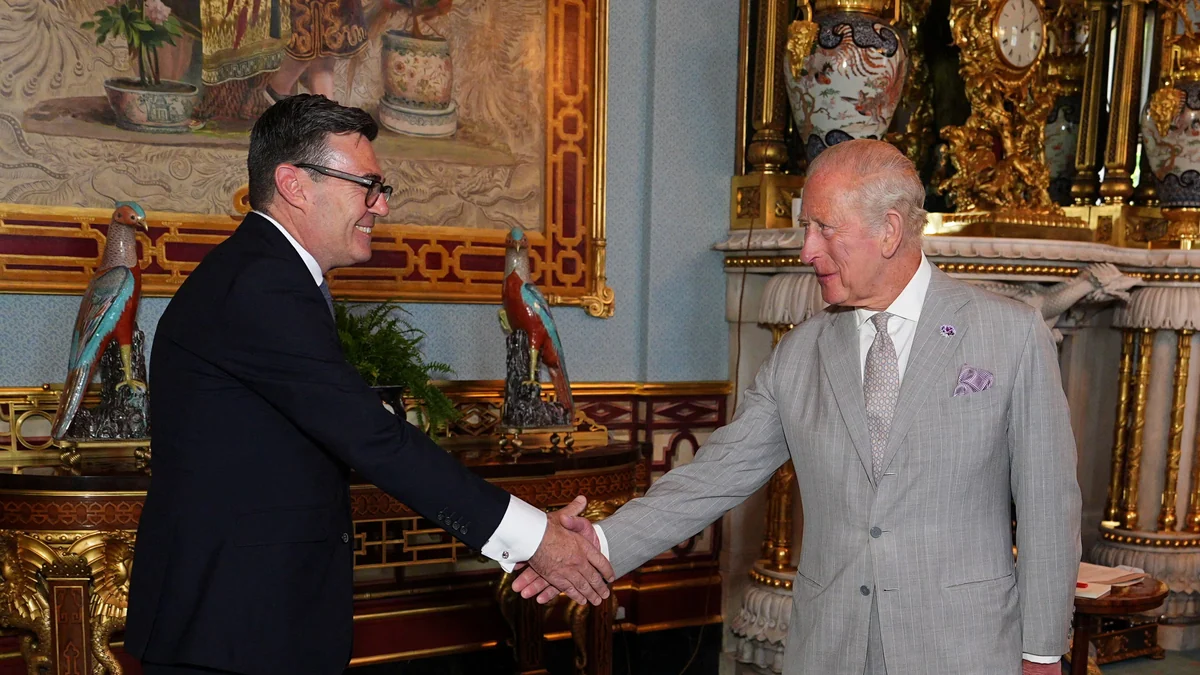 Andy Burnham asumió como primer ministro británico tras ser recibido por el rey Carlos III