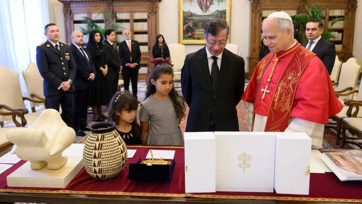 Polémica por imágenes de Vanessa Cortés junto a Gustavo Petro en audiencia con el papa León XIV en el Vaticano: sería la misma mujer que estuvo con el presidente en Panamá