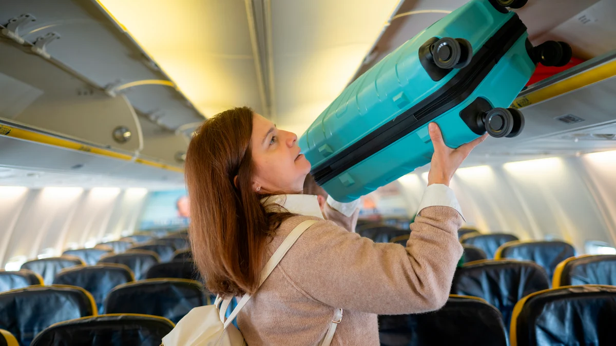 La UE aprueba que las aerolíneas estén obligadas a ofrecer una tarifa base que incluya ya la maleta de mano