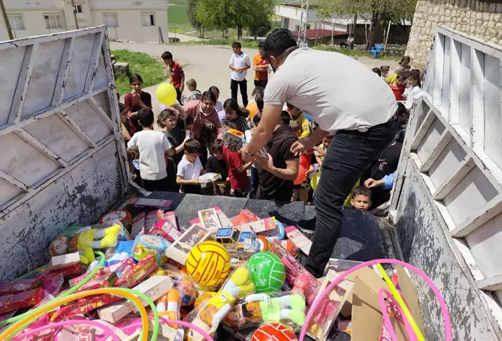 Şırnak’ta gönüllüler, köylerde çocuklara oyuncak dağıttı