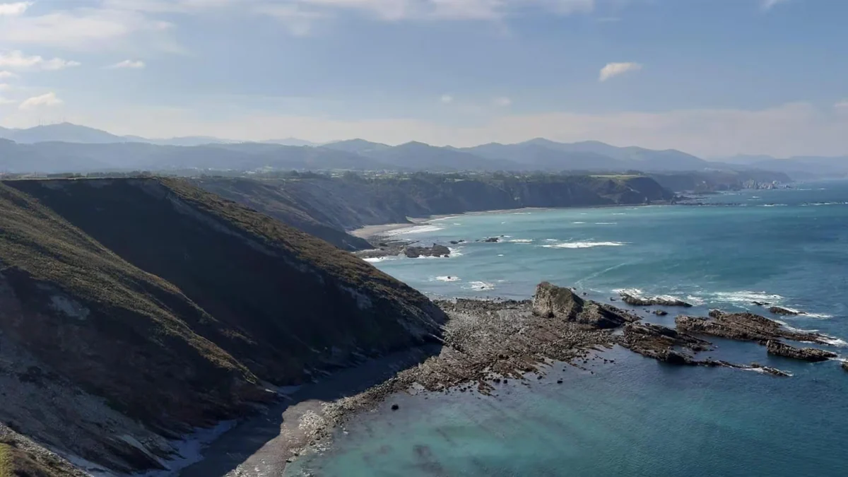 Rescatado ileso un hombre atrapado en un zarzal cerca de la playa de Sienra, en Cudillero