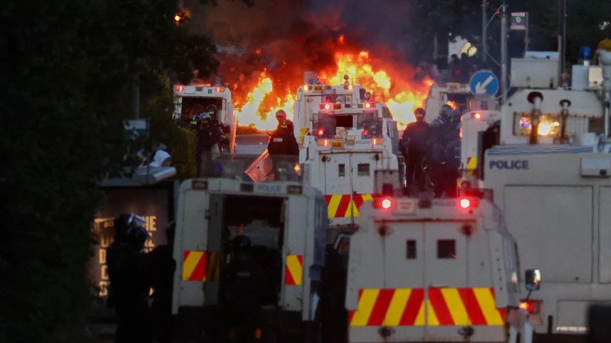 Belfast sufre una segunda noche de violencia contra los inmigrantes pero con focos más reducidos