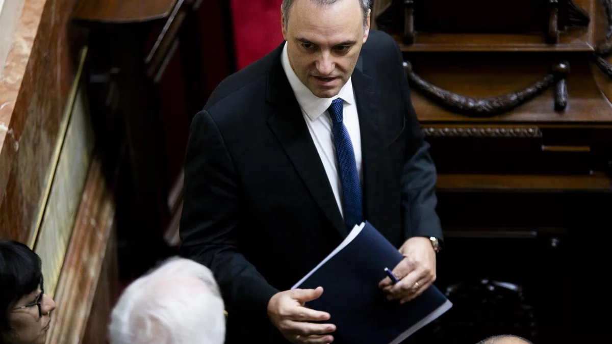 Milei acepta la dimisión de su jefe de gabinete tras meses de investigación por enriquecimiento ilícito