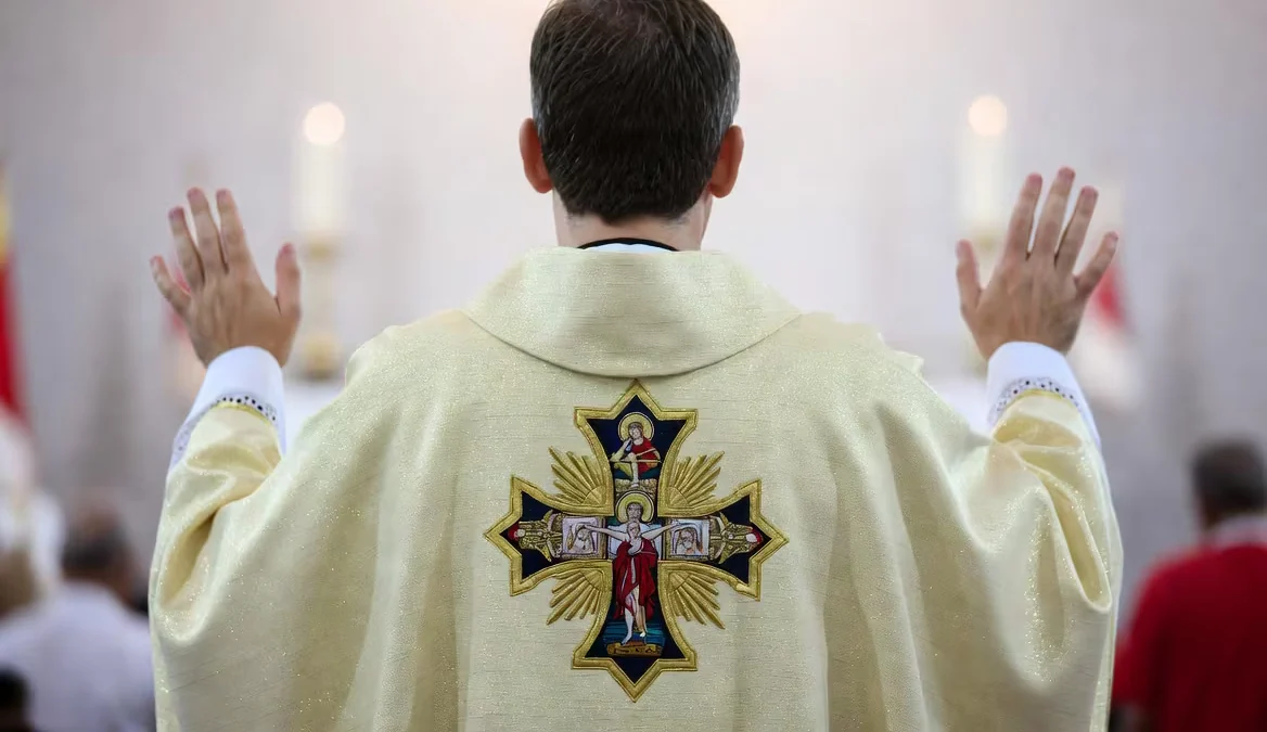Así es la pensión de los sacerdotes y las monjas: nueva regla para las comunidades religiosas que puso la Corte Suprema de Justicia