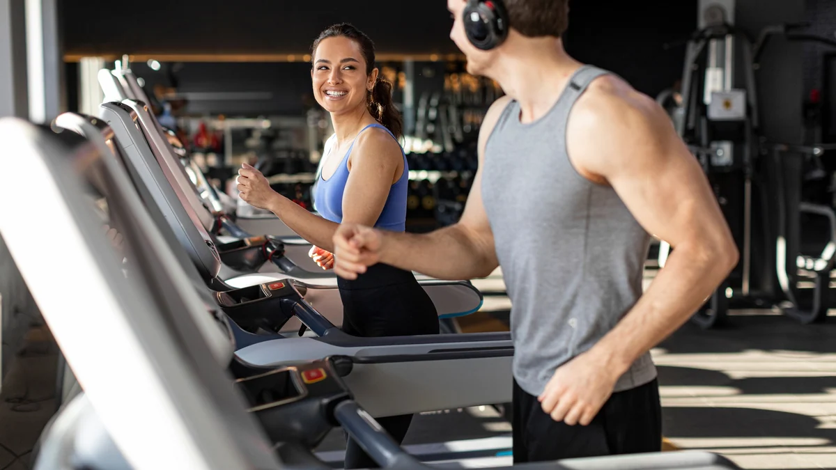 ¿Qué es mejor para adelgazar: caminar en la cinta con inclinación o correr?