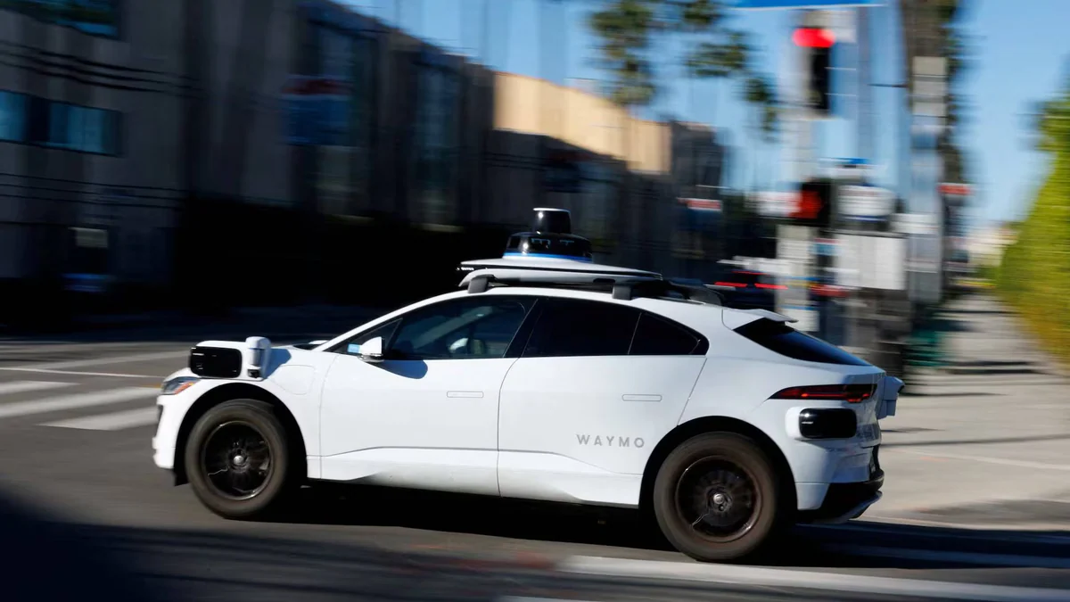 Waymo retira miles de robotaxis después de que no respetaran cortes y desvíos en autopistas