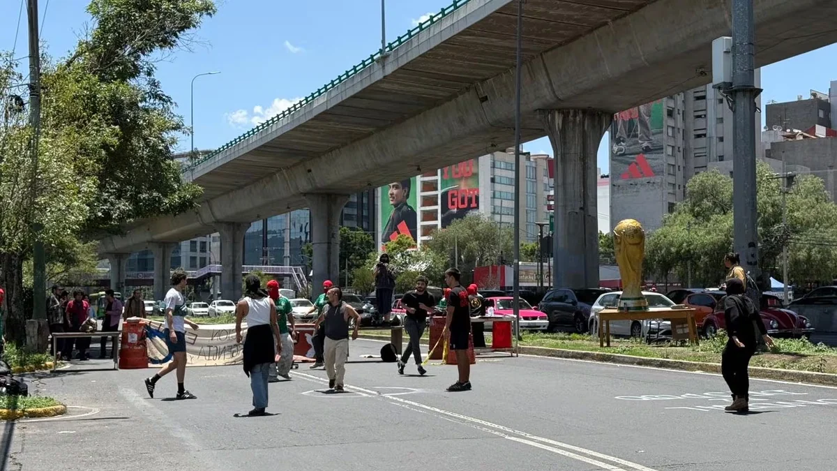 Alumnos de la ENAH cierran Periférico Sur: protestan contra las obras y el impacto urbano que traerá el Mundial 2026