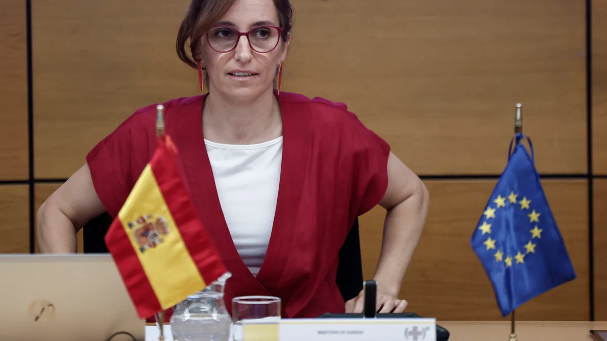 Fuego cruzado entre las CCAA y Mónica García por la reforma de los profesionales sanitarios: "La ministra se ha quedado sola"