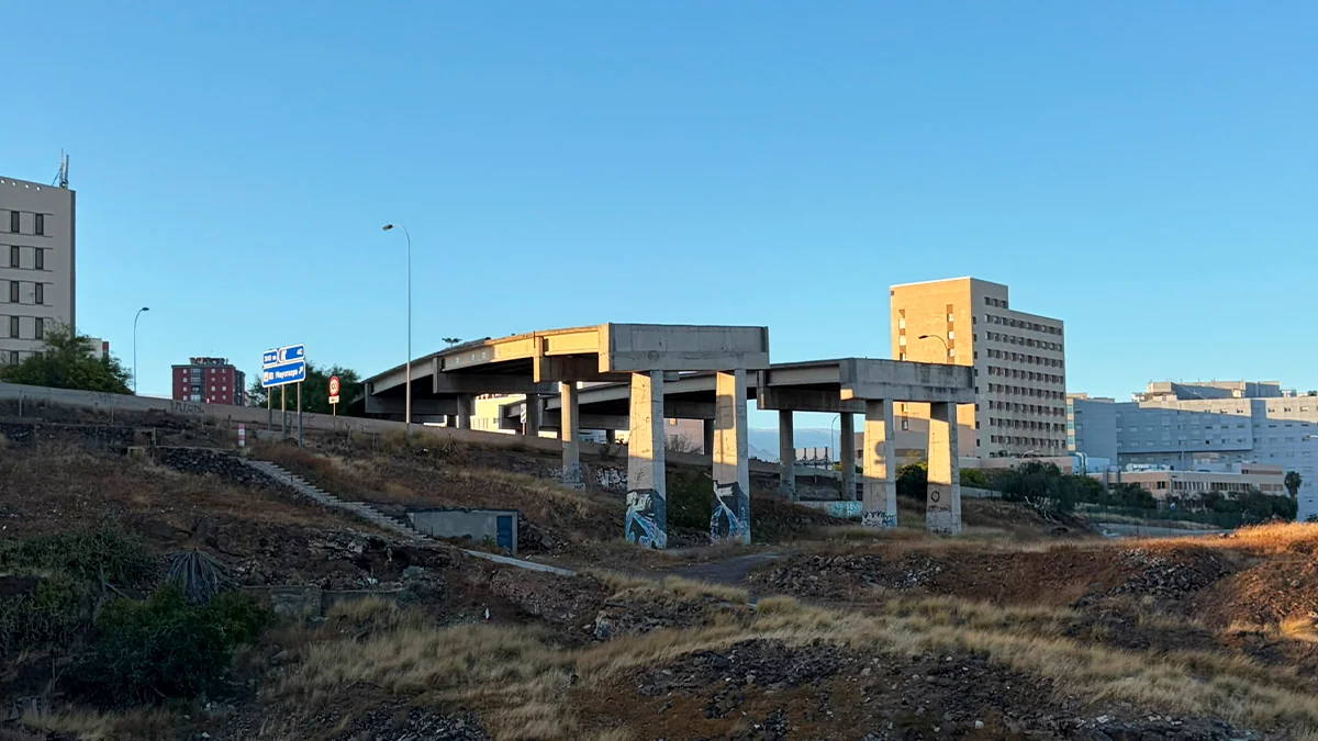 29 años de abandono en el viaducto de Ofra: "Lo vi empezar de niña. Me he casado, tengo hijos... y ahí sigue"