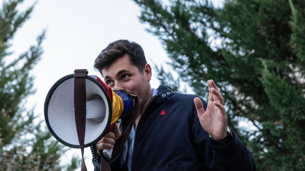La Policía busca a Vito Quiles por orden de un juez, y el activista se presentará mañana "en una comisaría de Madrid"
