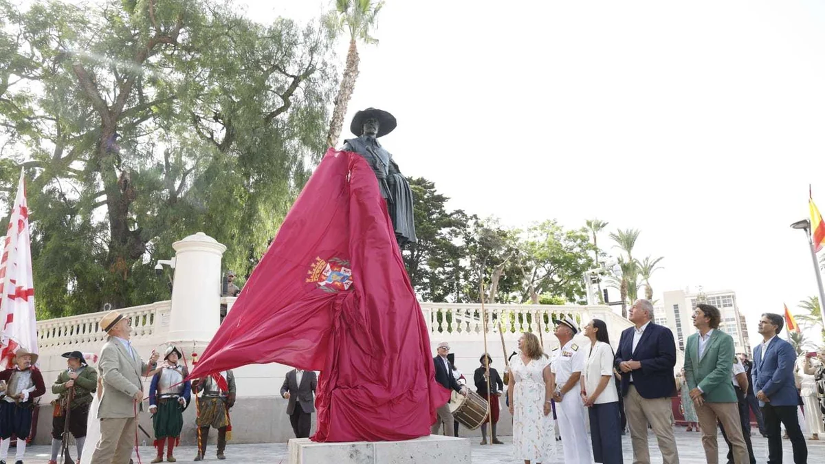 Cartagena inmortaliza al Capitán Alatriste en homenaje a su escritor y paisano más ilustre