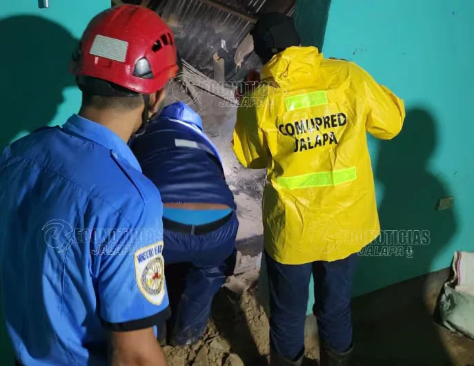 Colapso de muro por lluvias en Jalapa obliga a evacuar a una familia mientras una nueva onda tropical amenaza Nicaragua