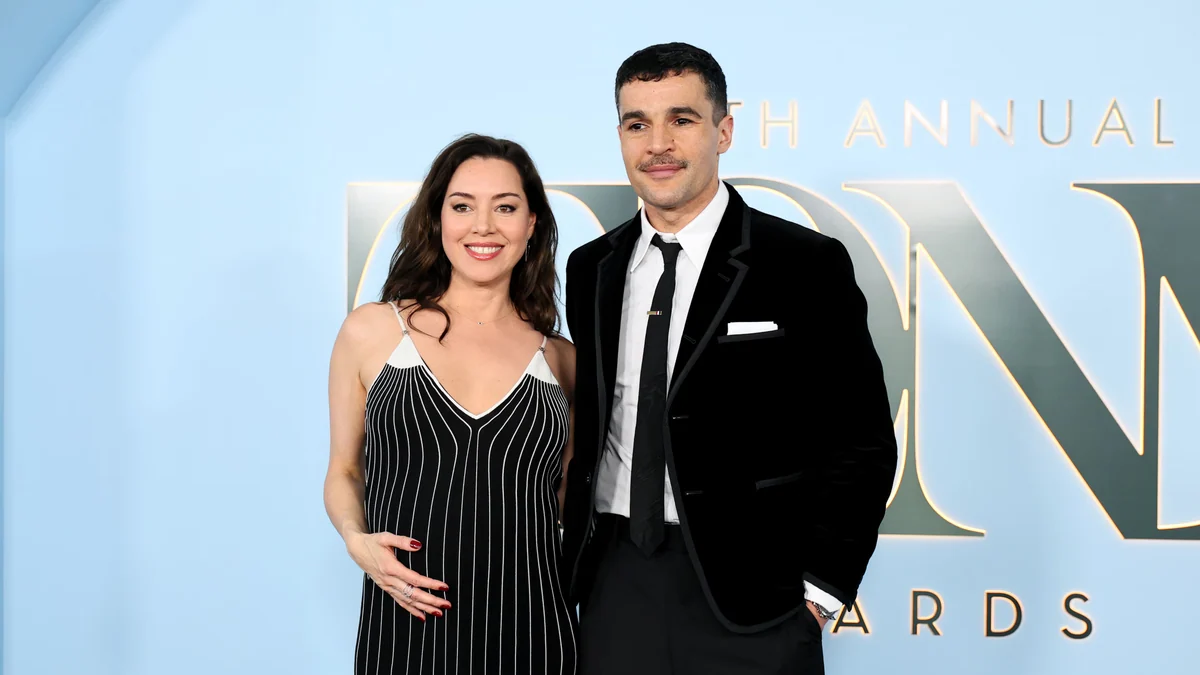 Aubrey Plaza luce embarazada de su novio un año y cuatro meses tras la muerte de su marido: el juicio social sigue siendo implacable