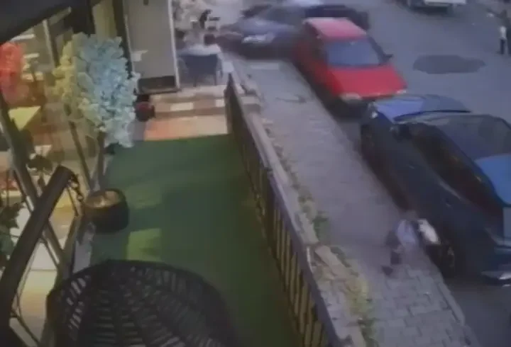 Arnavutköy'de fren yerine gaza basan sürücü kaldırımdaki kişiye çarptı; kaza kamerada