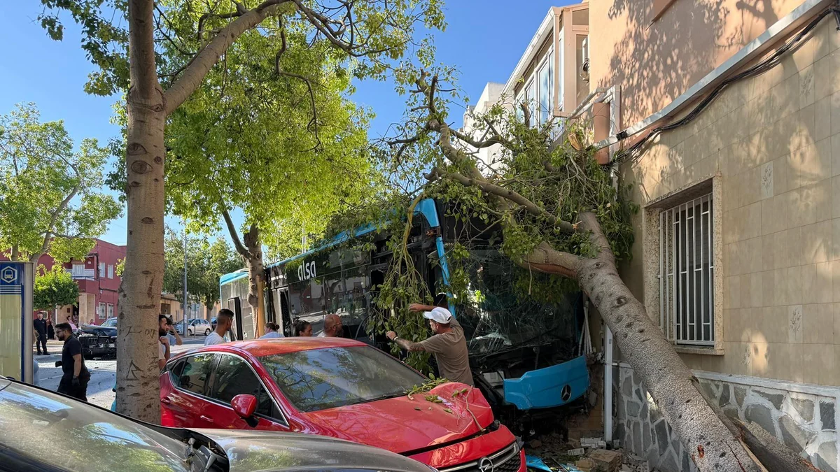 Heridas ocho personas al chocar un autobús contra una vivienda en Cartagena