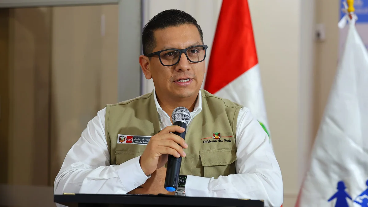 Ministro de Trabajo Freddy Solano, denunciado por falsificar documento con el que accedió a seis contratos estatales