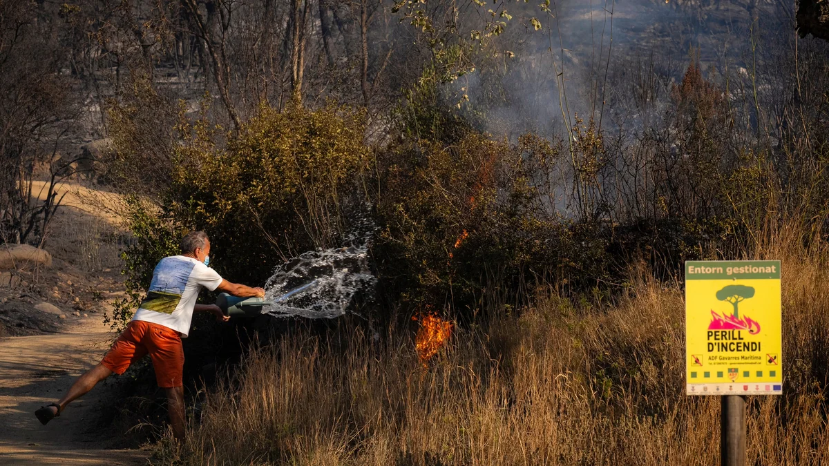 El hombre detenido por provocar el incendio que ha arrasado 2.200 hectáreas en Girona será puesto en libertad provisional mientras las llamas siguen en descontrol